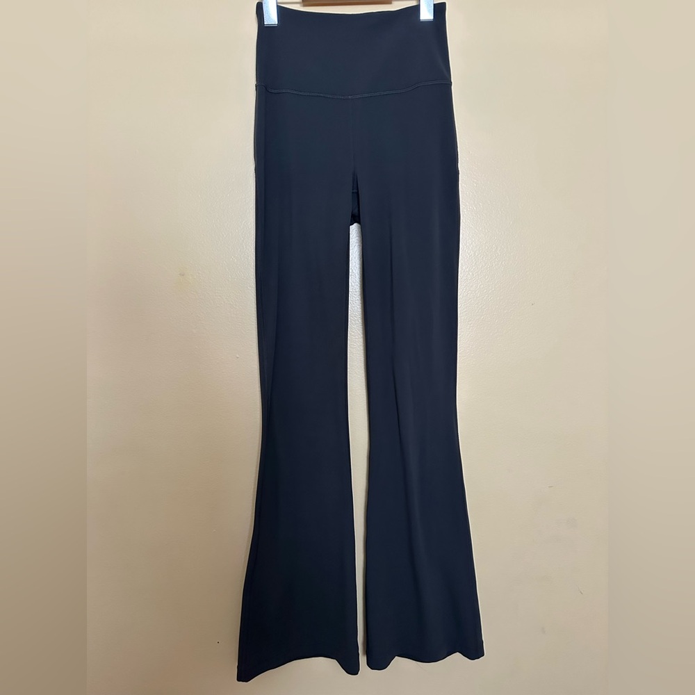 Lululemon Groove Nulu High-Rise Flared Pant Regular in grey sz4